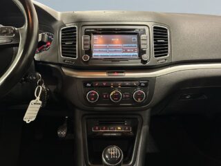 Volkswagen Sharan 7-sits 2.0 TDI 4M Värmare Kamera Drag Psens S&V-hjul – bild 11