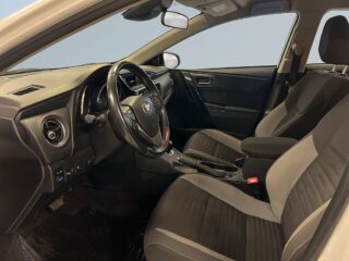 Toyota Auris Hybrid e-CVT Active Motorvärmare B-kamera Kamkedja S&V – bild 7