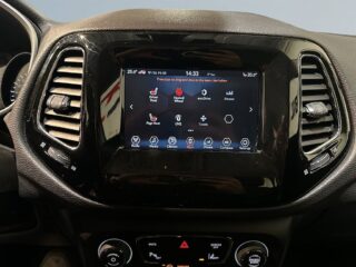 Jeep Compass 1.4 4WD 170hk Drag Mvärm Psens Carplay S/V-hjul – bild 4