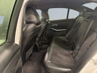 BMW 330e Sedan Steptronic M Sport Ambient/Cockpit/Rattvärme/Navi – bild 13