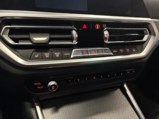 BMW 330e Sedan Steptronic M Sport Ambient/Cockpit/Rattvärme/Navi – bild 24